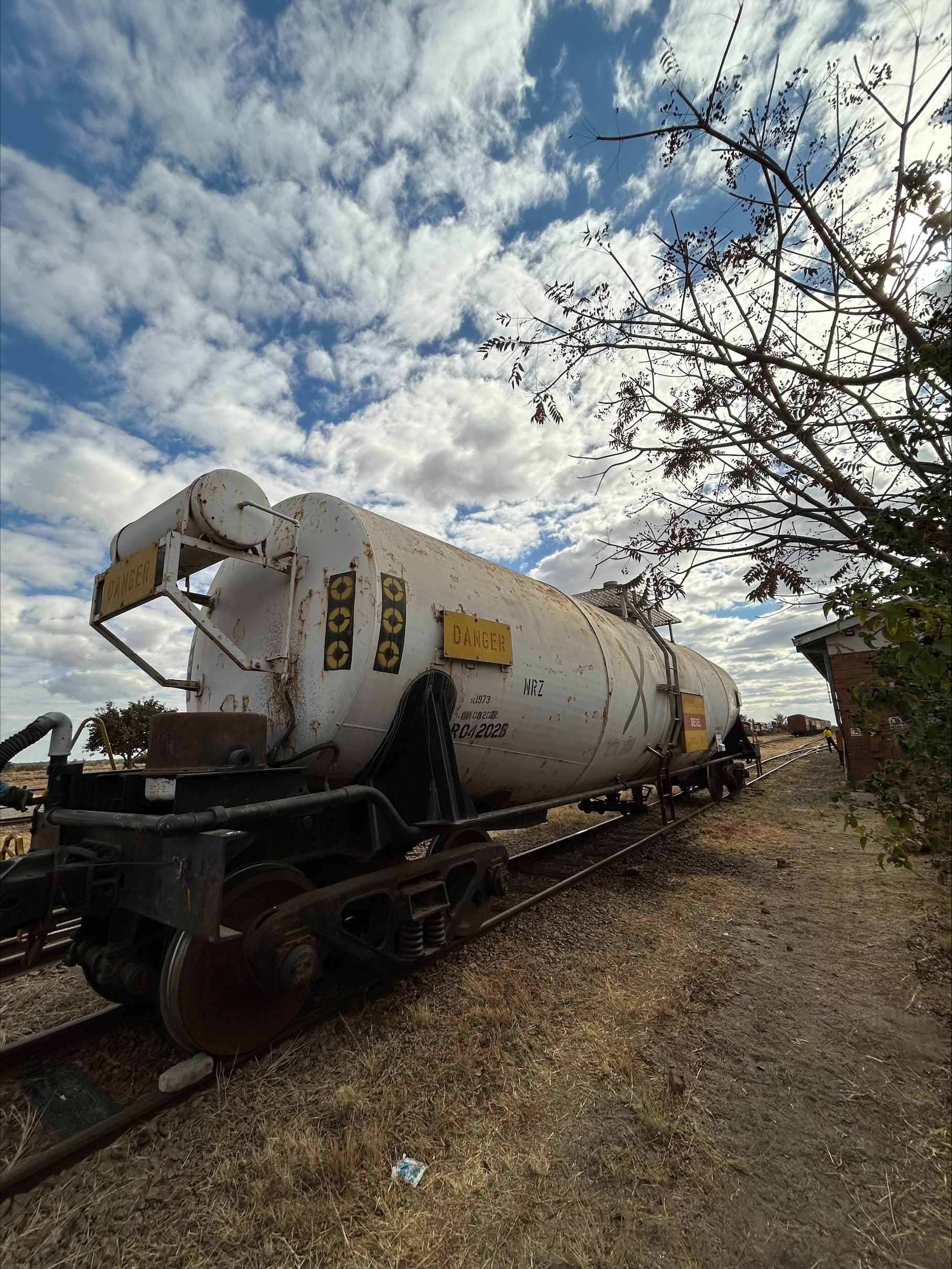 Liquid bulk storage tanks